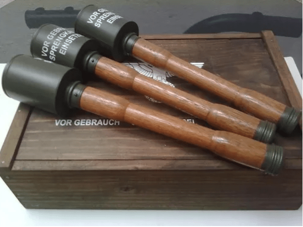 Caixa granada alemã em metal e madeira excelente qualidade